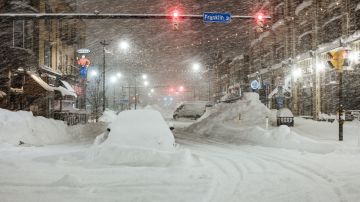 Vehículos abandonados en la fuerte nevada en Buffalo, Nueva York, el 26 de diciembre de 2022.