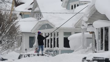La histórica tormenta de invierno arrojó hasta cuatro pies de nieve en Buffalo, Nueva York.
