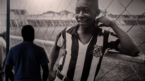 Edson Arantes do Nascimento, Pelé en su época de jugador con el Santos de Brasil.