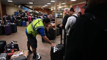 Las cancelaciones de vuelos han provocado un caos con las maletas.