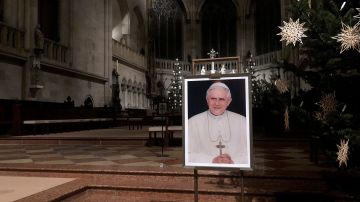 Un retrato de Benedicto XVI cerca de un altar en la Catedral de Regensburg, Alemania.