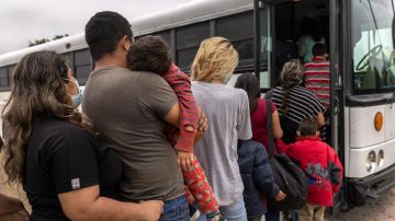Gobernadores republicanos envían a inmigrantes en autobuses a ciudades lejos de la frontera.