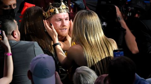 Saúl 'Canelo' Álvarez en compañía de su familia tras una pelea en Las Vegas en 2021.