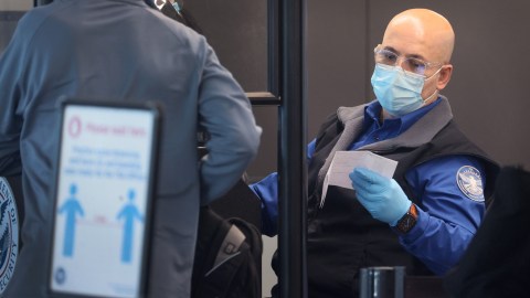 Los indocumentados podrían viajar en vuelos domésticos, donde les solicitarán alguna identificación.