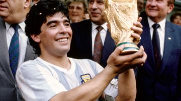 Diego Armando Maradona levanta la Copa del Mundo en México 86.