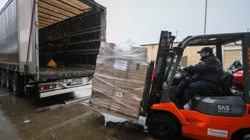BOURNEMOUTH, ENGLAND - MARCH 16: Pallets with donated aid are loaded onto a HGV from the sorting depot on March 16, 2022 in Bournemouth, England. The 'Help from Bournemouth to Ukraine' hub, at Castlepoint is centralising donations across the south of Dorset. Karol Swiacki, a member of BCP's Polish community, launched this campaign which because of his connections with various cities, towns and charities on the Poland/Ukraine border he is receiving direct requests for urgent aid. (Photo by Finnbarr Webster/Getty Images)