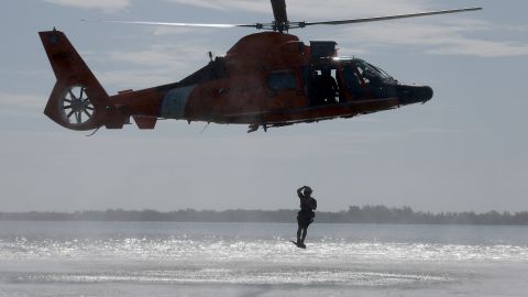 Helicóptero se estrella en costa de Louisiana tras salir de plataforma petrolera; hay 4 desaparecidos