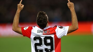 Delantero mexicano Santiago Giménez celebrando un gol con Feyenoord.