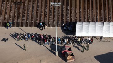 Cientos de migrantes están siendo detenidos por CBP en Arizona.