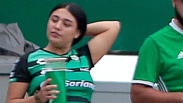 Aficionados luciendo playeras de Santos Laguna durante un partido de la Liga MX.