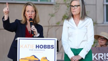 Arizona eligió a Katie Hobbs (d) como gobernadora y a Kris Mayes (i) como fiscal general,