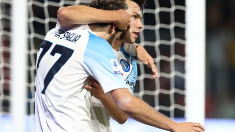 Hirving Lozano y Khvicha Kvaratskhelia jugadores del Napoli.