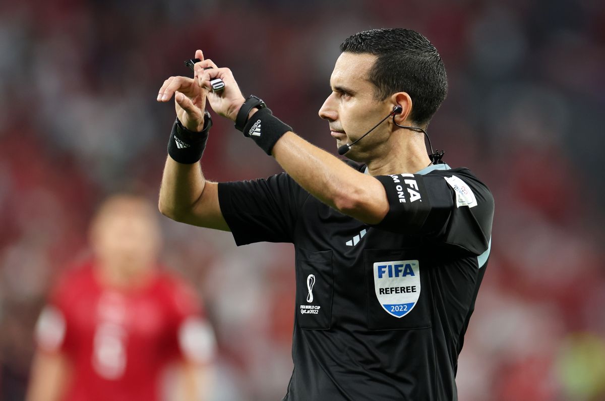 César Ramos, árbitro mexicano en el Mundial Qatar 2022.