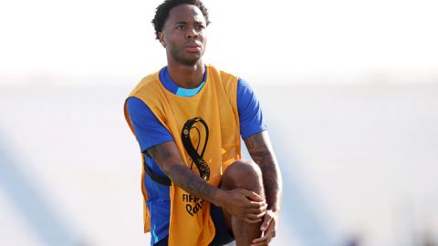 Raheem Sterling, delantero de la Selección de Inglaterra en un entrenamiento en Qatar 2022.