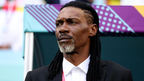 Entrenador de Camerún, Rigobert Song durante un partido de Qatar 2022.