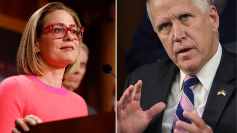 La senadora demócrata Kyrsten Sinema y el republicano Thom Tillis.