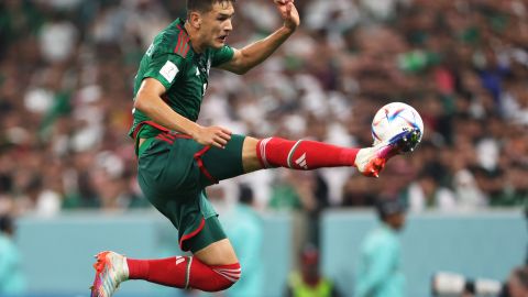 César Montes durante un partido con el Tri en Qatar 2022.