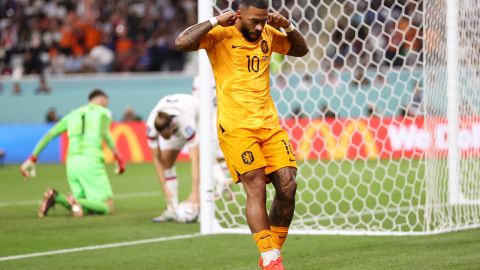 Memphis Depay festeja el primer gol de Países Bajos contra EE.UU.