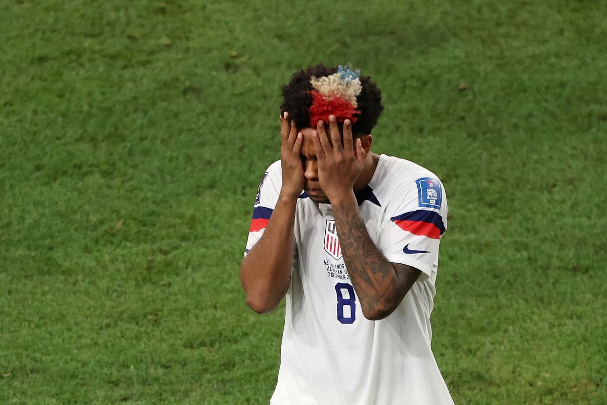 Weston Mckennie lamentando eliminación de Estados Unidos en Qatar 2022. 