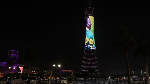 Estadio Khalifa en Doha, Qatar, con un mensaje de apoyo al Rei Pelé.