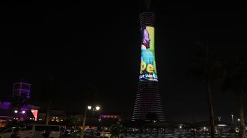 Estadio Khalifa en Doha, Qatar, con un mensaje de apoyo al Rei Pelé.