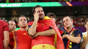 Aficionados españoles lamentando la eliminación ante Marruecos en Qatar 2022.