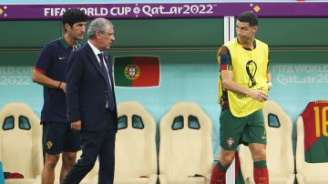 Cristiano Ronaldo (d) y el entrenador de Portugal, Fernando Santos, durante el Mundial Qatar 2022.