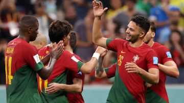 Jugadores portugueses celebran gol en el partido ante Suiza.