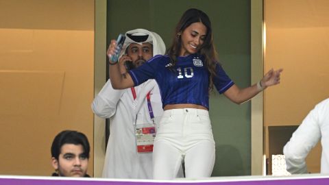 Antonela Rocuzzo en un palco en el Mundial de Qatar 2022.