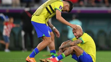 Neymar Jr. llorando tras la eliminación de Brasil en Qatar 2022.