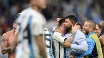 Lionel Messi y Sergio 'Kun' Agüero abrazados en Qatar 2022.