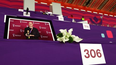 Flores en memoria de Grant Wahl, periodista estadounidense fallecido en Qatar 2022.