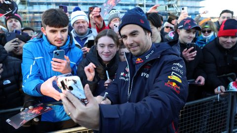 Sergio 'Checo' Pérez tomando una foto con aficionados.