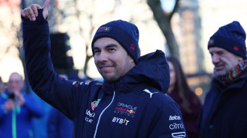 Sergio 'Checo' Pérez saludando en un evento de Red Bull.