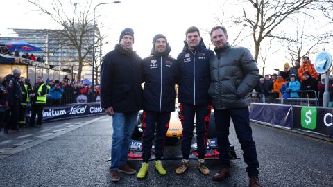 Sergio 'Checo' Pérez junto a Max Verstappen y directivos de Red Bull.