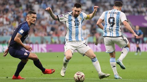 Messi disputando un balón ante Croacia en Qatar 2022.