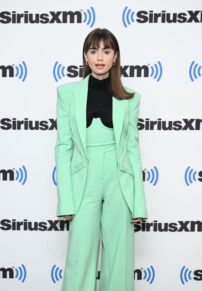 Lily Collins no desaprovecha la oportunidad de regalar
