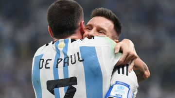 Rodrigo De Paul y Lionel Messi abrazados tras conseguir el Mundial de Qatar 2022.