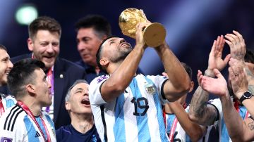 Sergio 'Kun' Agüero levantando la Copa del Mundo.