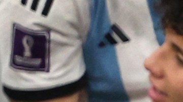 Lionel con la Copa del Mundo en Qatar 2022 encima de Sergio 'Kun' Agüero.