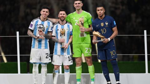 Dibu Martínez y Kylian Mbappé en la premiación del Mundial de Qatar 2022.