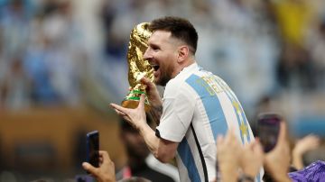 Lionel Messi alzando la Copa del Mundo en Qatar 2022.