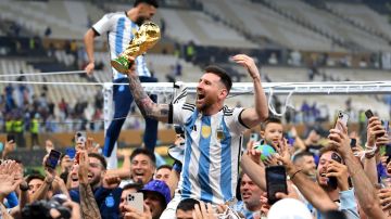 Lionel Messi con la Copa del Mundo tras ganarla en Qatar 2022.