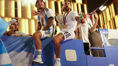 Nicolás Otamendi (blanco) junto a Leandro Paredes celebrando la Copa del Mundo en Qatar.