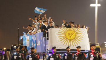 Autobús de la selección Argentina celebrando en Qatar 2022.