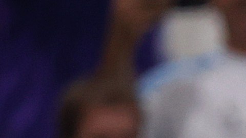 Lionel Messi besa la Copa del Mundo ante el delirio de los fans de Argentina.