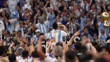 Lionel Messi besa la Copa del Mundo ante el delirio de los fans de Argentina.