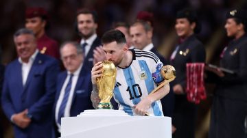 Lionel Messi besa la Copa del Mundo.