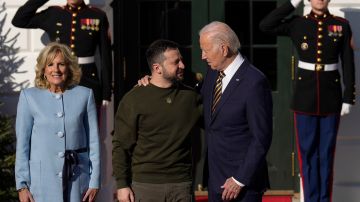 El mandatario ucraniano Volodimir Zelensky fue recibido por el presidente Biden y la primera dama Jill.