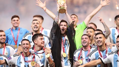 Lionel Messi alzando la Copa del Mundo en Qatar 2022.